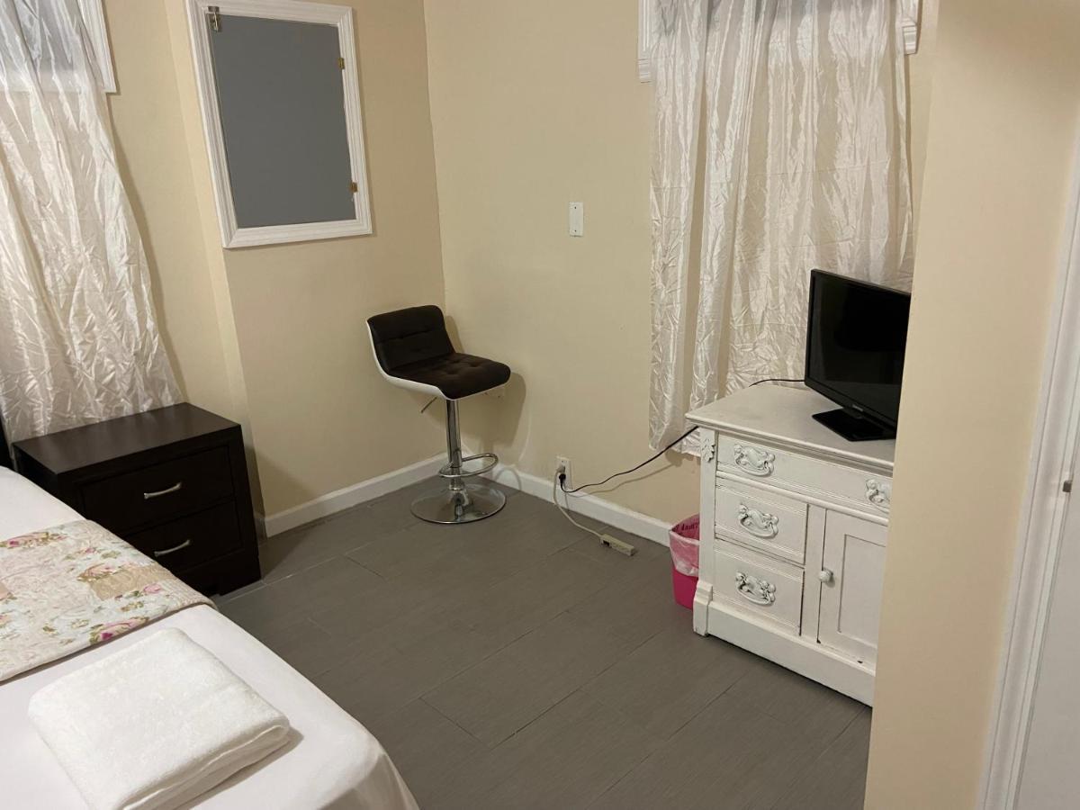 A Private Room In Queens New York Buitenkant foto